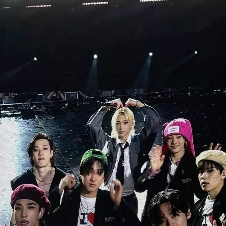 chat with ai character: Straykids consert