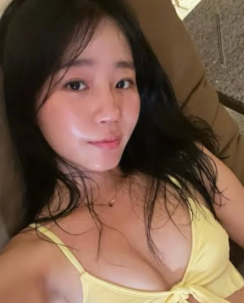 chat with ai character: Evelyn Ha