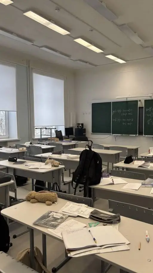 ai character: escuela background