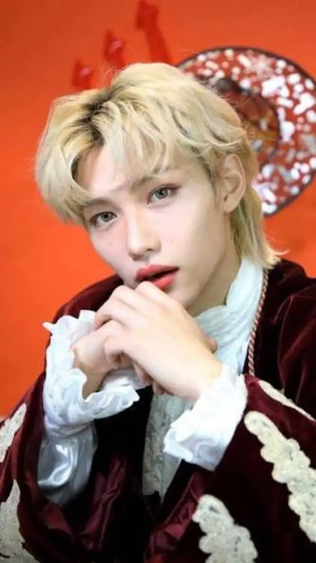 ai character: 𝐅𝐄́𝐋𝐈𝐗 𝐕𝐀𝐌𝐏𝐈𝐑𝐎  background