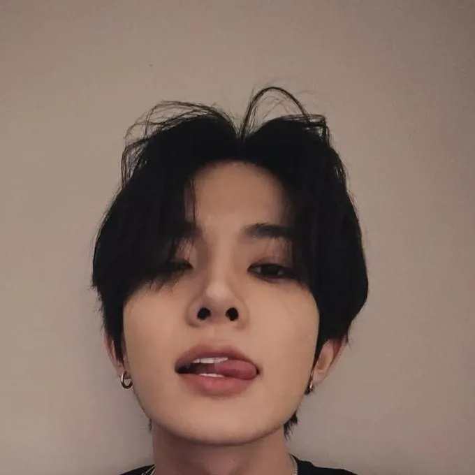 chat with ai character: Lee heeseung