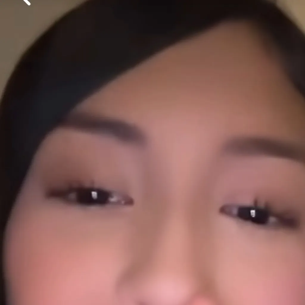 chat with ai character: Queen