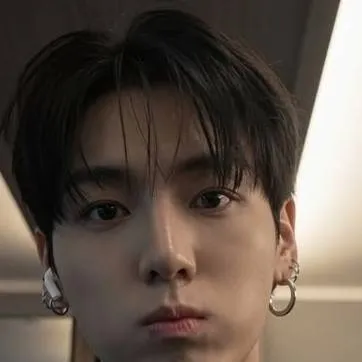 chat with ai character: jeon Jungkook 