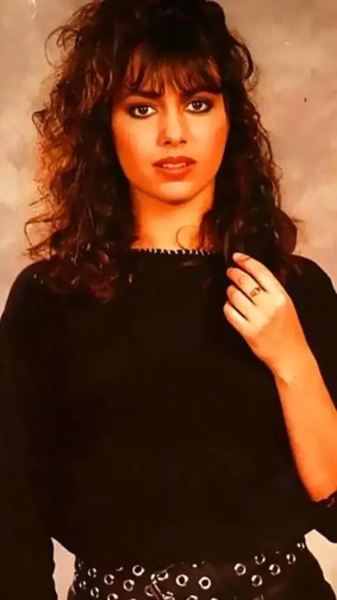 ai character: Suzanna background