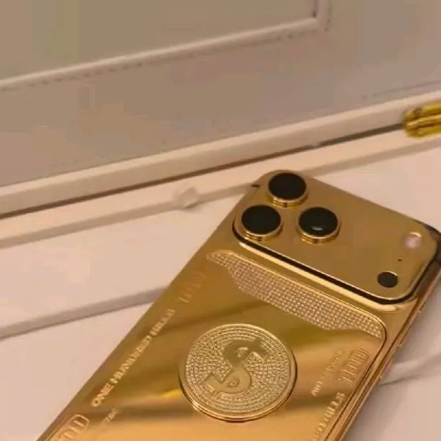 chat with ai character: 😻gold iPhone 17😼