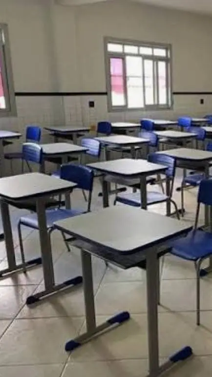 ai character: Escola Brasileira background