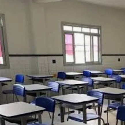 chat with ai character: Escola Brasileira