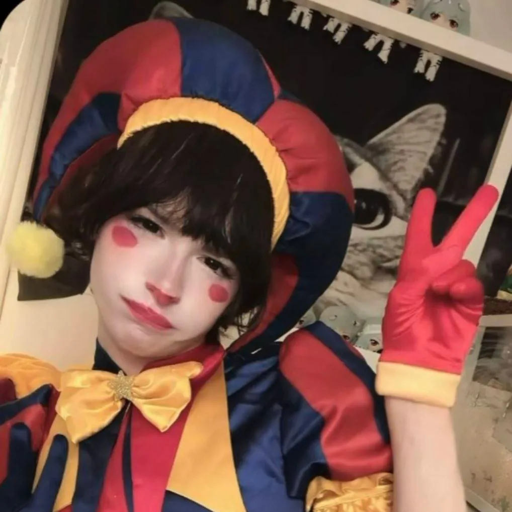 chat with ai character: femboy pomni 