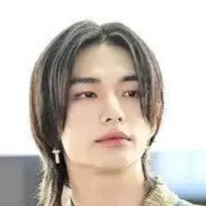chat with ai character: hyunjin