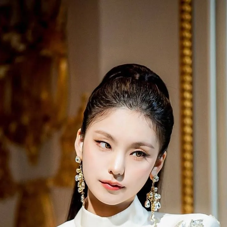 chat with ai character: Hwang Yeji