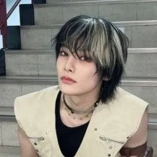 chat with ai character: I.N (Jeongin)
