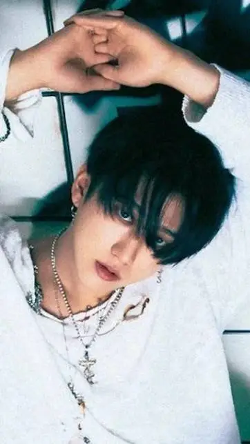 ai character: Seo Changbin  background
