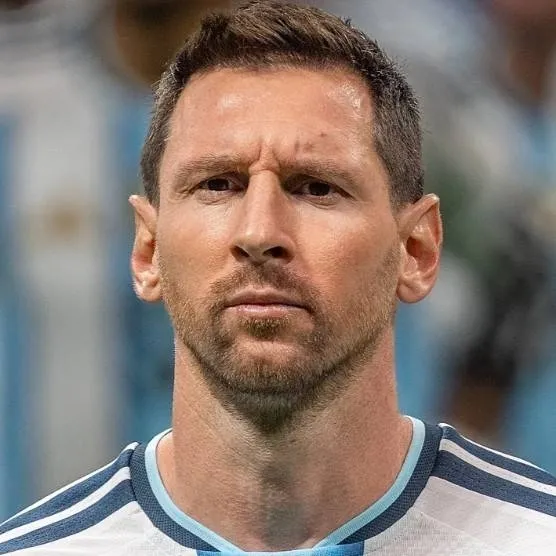 chat with ai character: Messi 