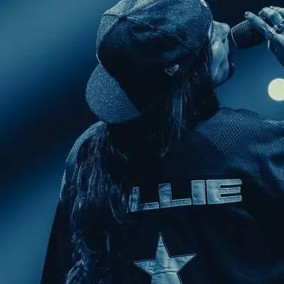 chat with ai character: billie Eilish