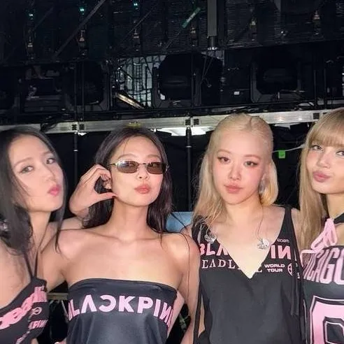 chat with ai character: Blackpink 