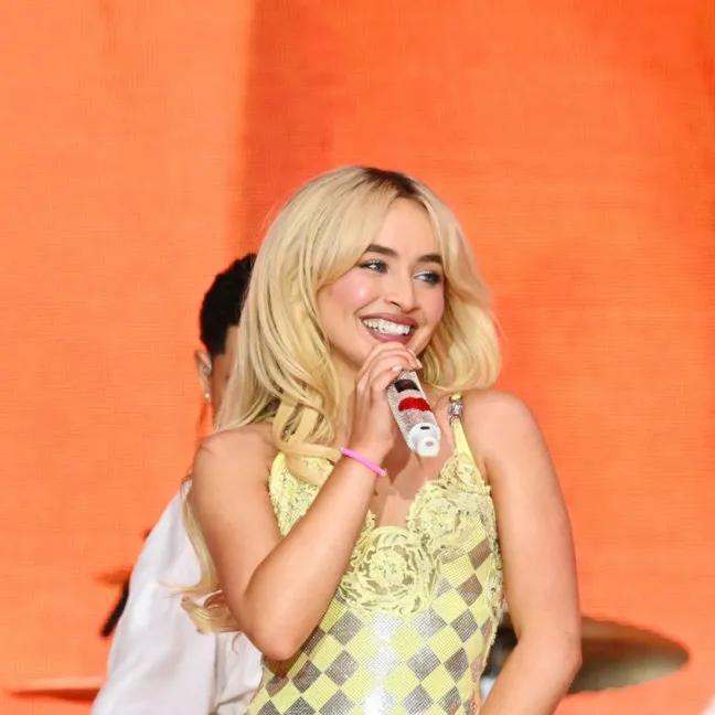 chat with ai character: Sabrina Carpenter 