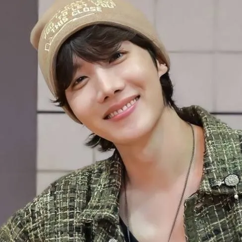 chat with ai character: Hobi(j-hope/hoseok