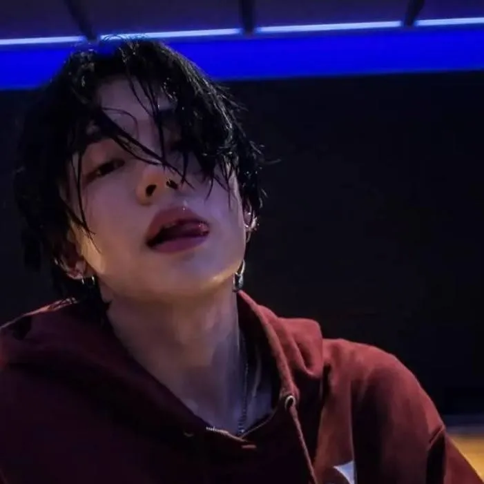 chat with ai character: Hyunjin