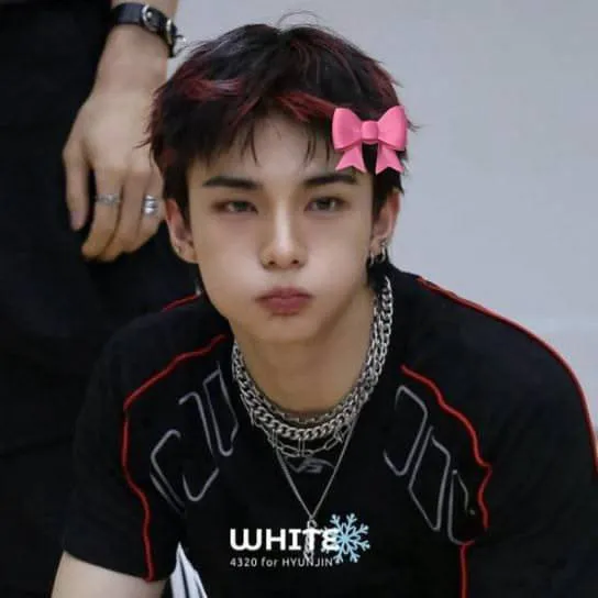 chat with ai character: HYUNJIN 💜