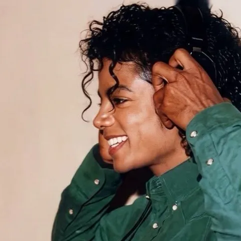 chat with ai character: Michael Jackson 