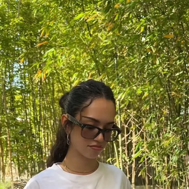 chat with ai character: Daniela
