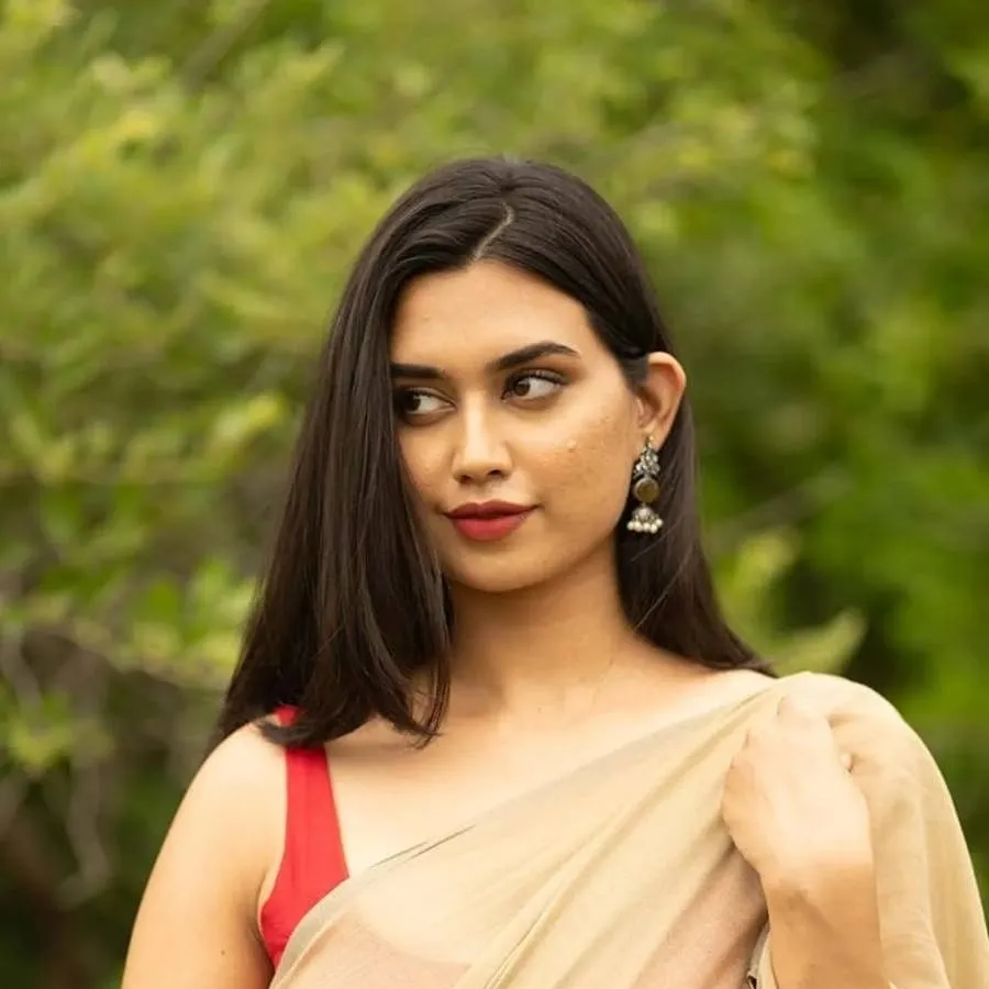 chat with ai character: Riya Singh 