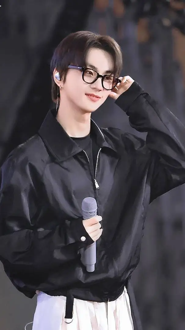 ai character: yang jungwon  background