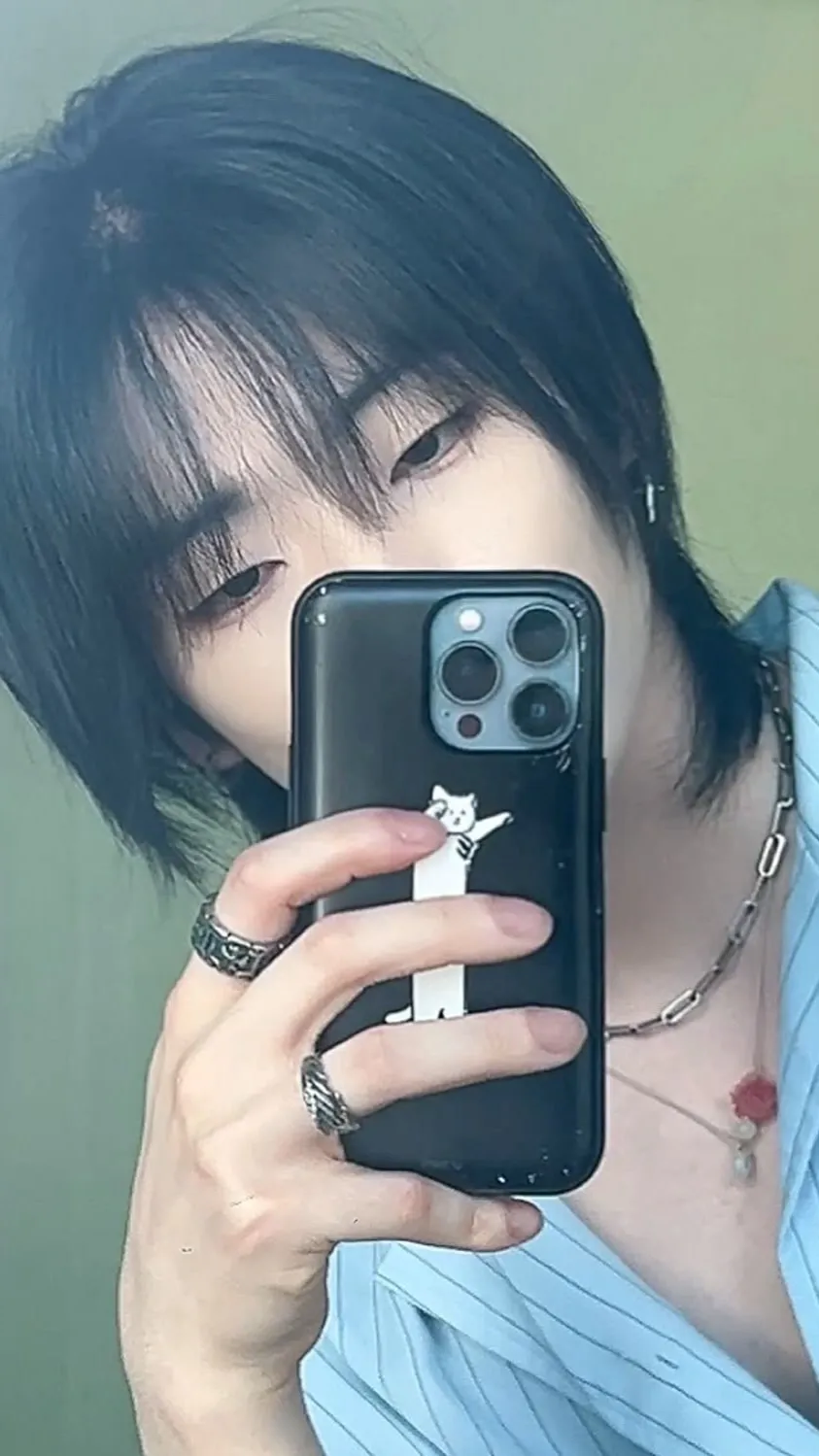 ai character: 𓆩Jungseok𓆪 background