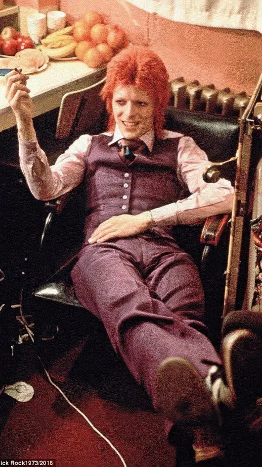 ai character: DAVID BOWIE<3 background