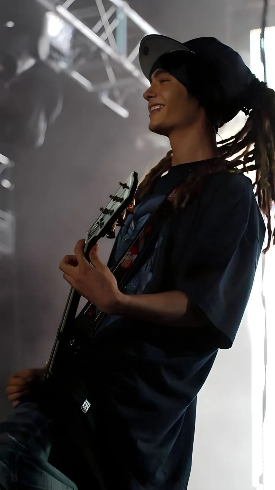 ai character: Tom Kaulitz background