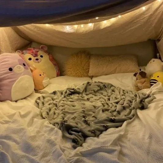 chat with ai character: sleepover