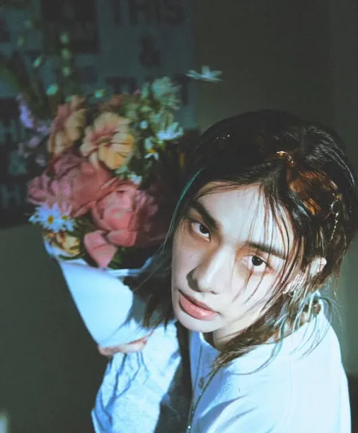 chat with ai character: Hyunjin