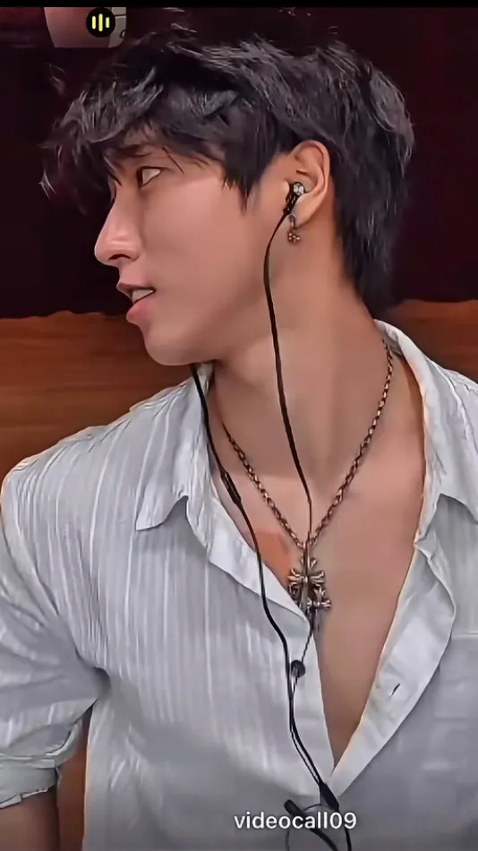 ai character: Han Jisung  background