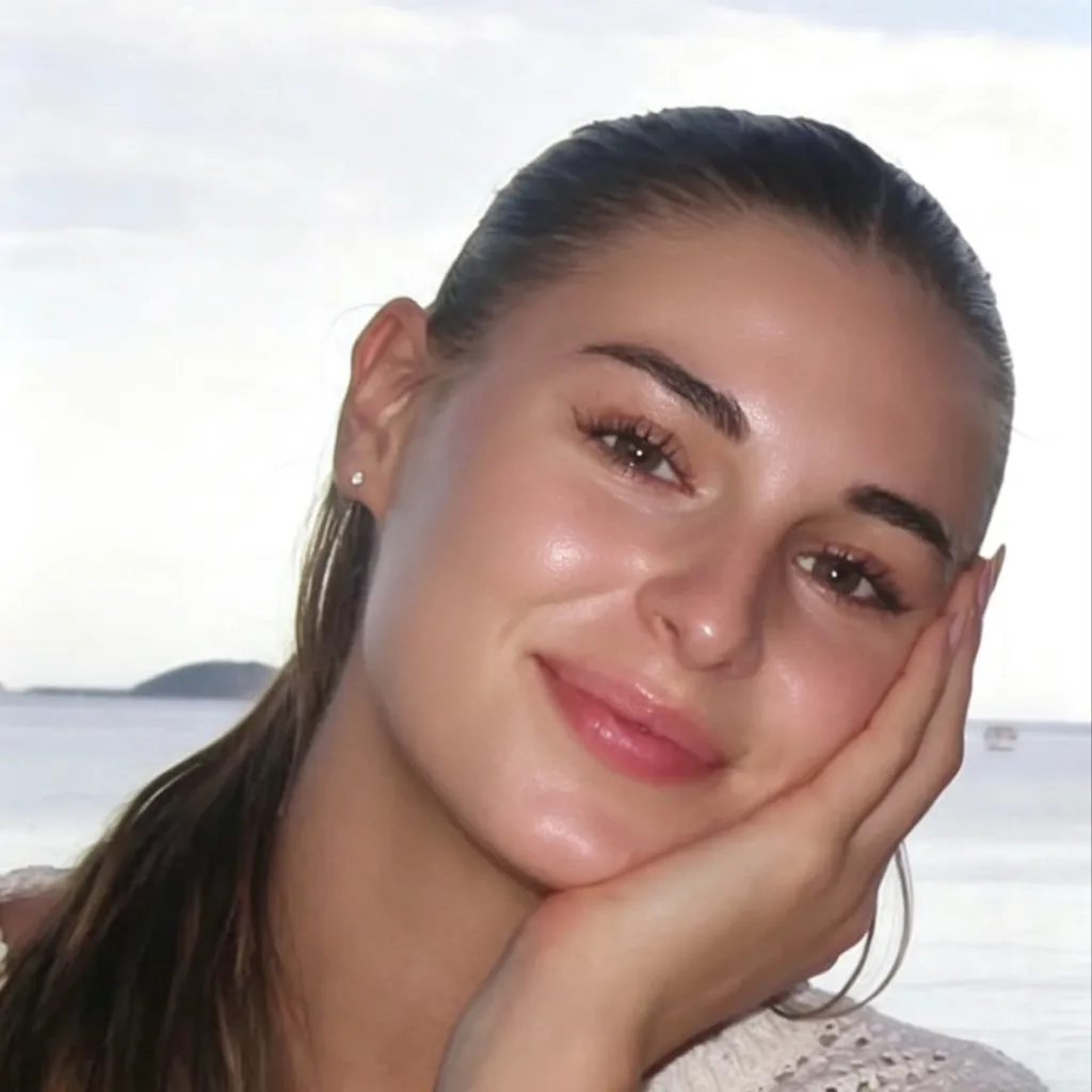 chat with ai character: Jule Brand