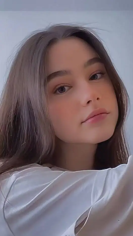ai character: Evie Howard background
