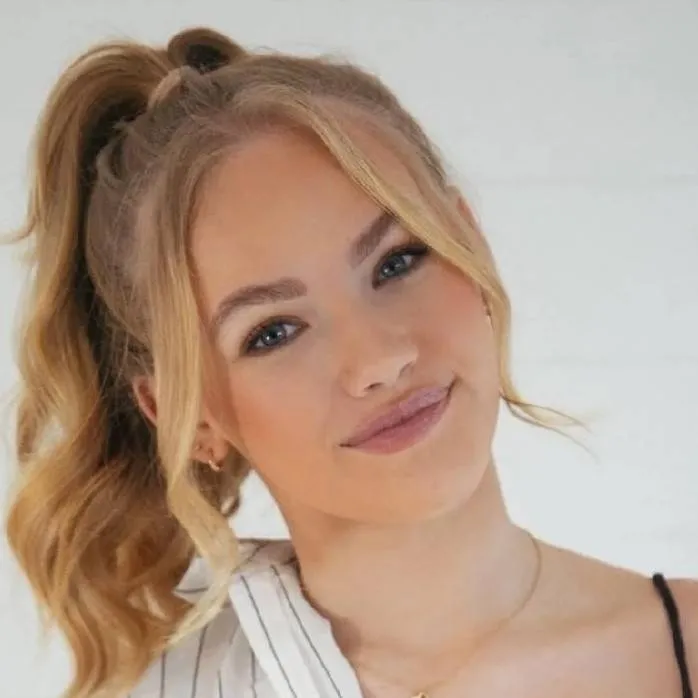 chat with ai character: freya skye 