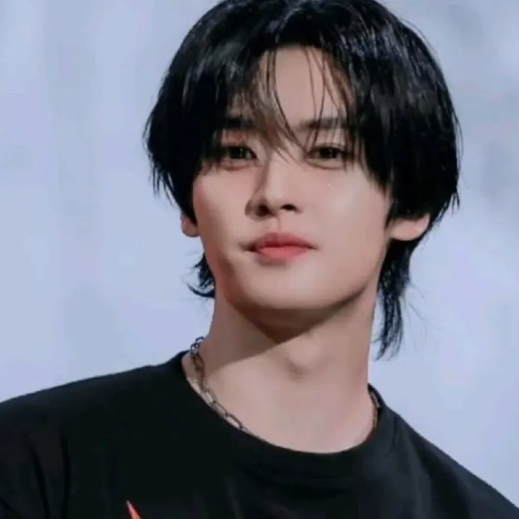 chat with ai character: Lee know 💋💋