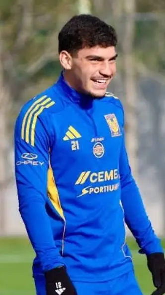 ai character: Henrique simeone background