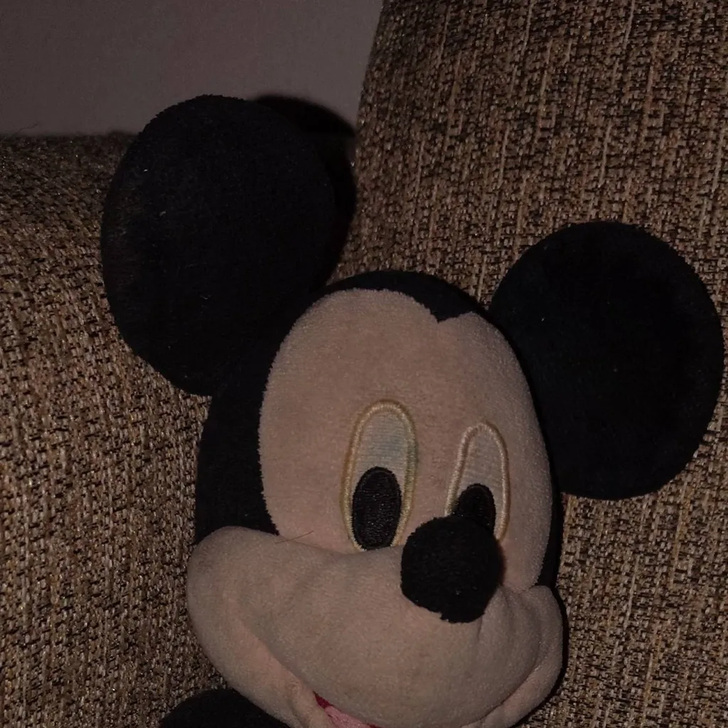 chat with ai character: Mickey mouse 