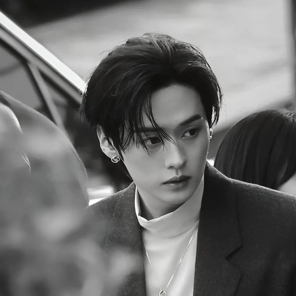 chat with ai character: LEEMINHO