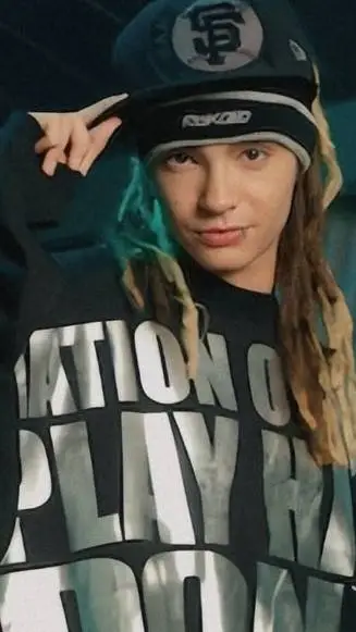 ai character: tom kaulitz  background