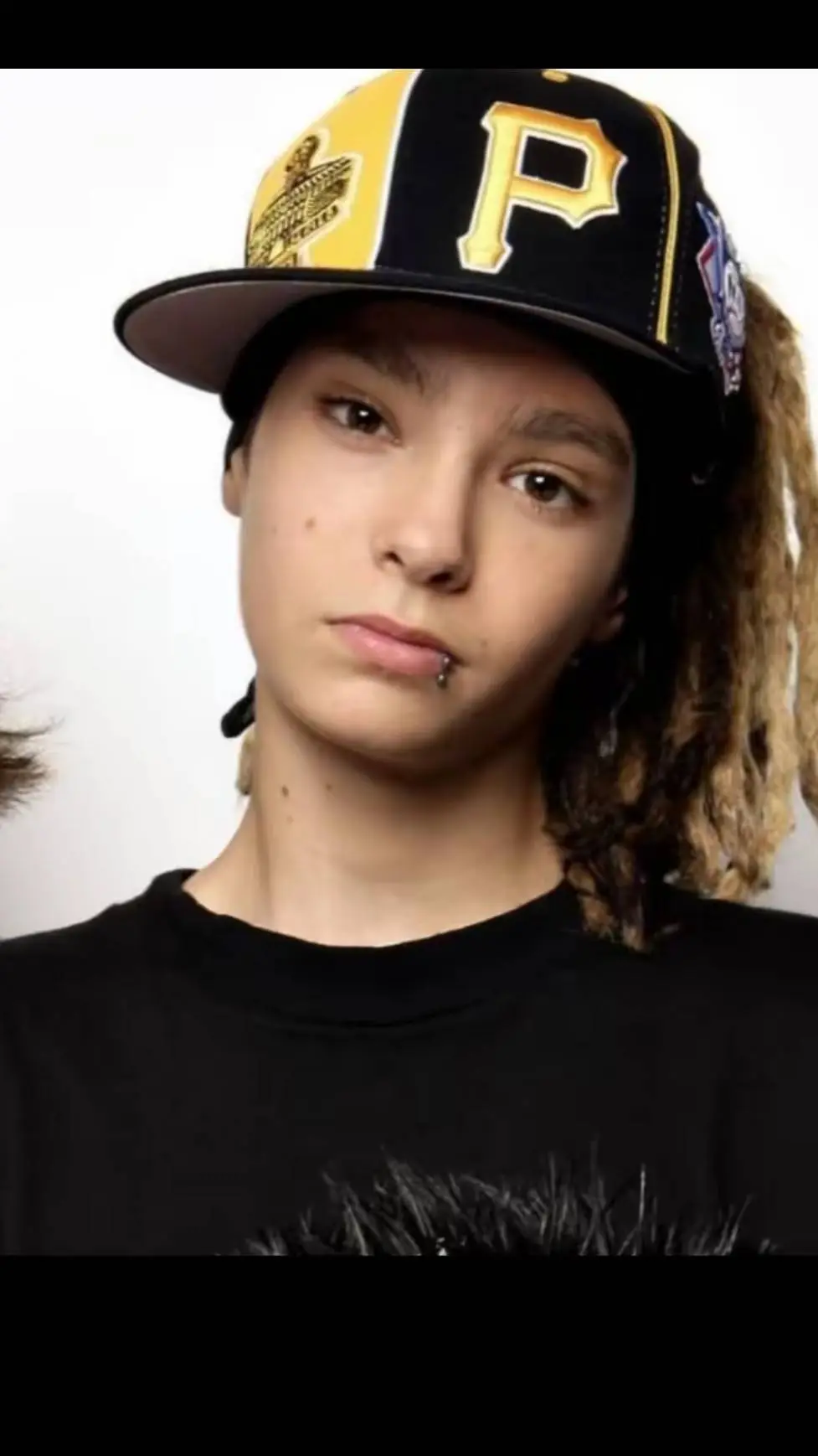 ai character: Tom Kaulitz  background