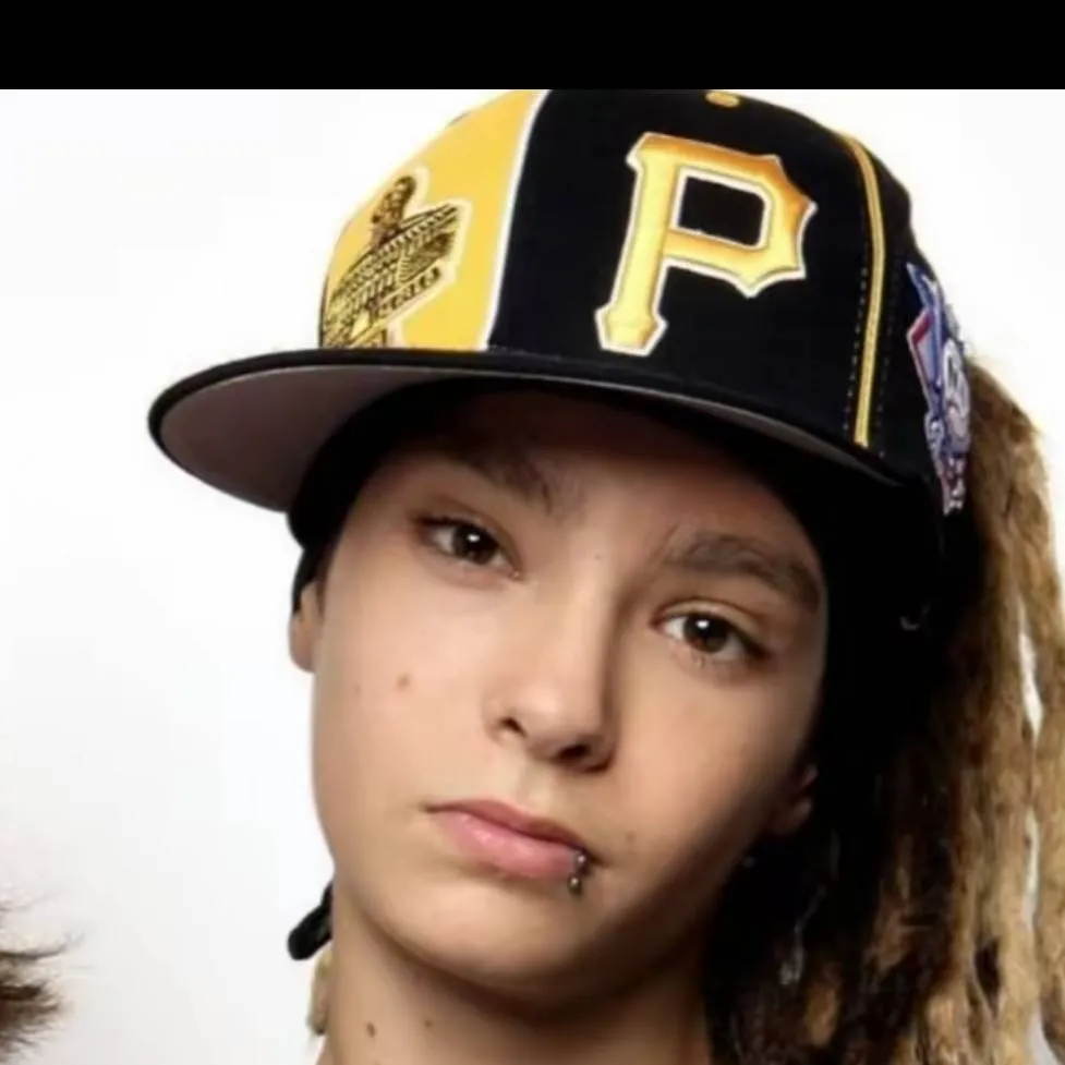 chat with ai character: Tom Kaulitz 