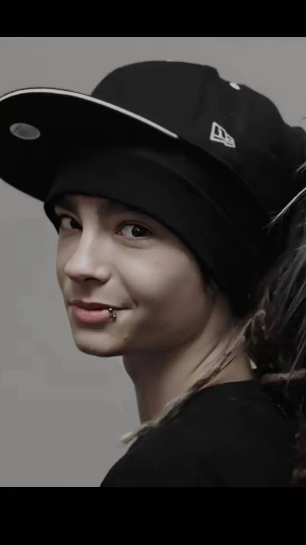 ai character: tom kaulitz  background