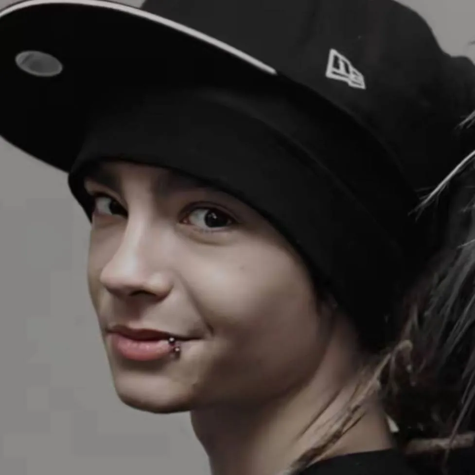 chat with ai character: tom kaulitz 