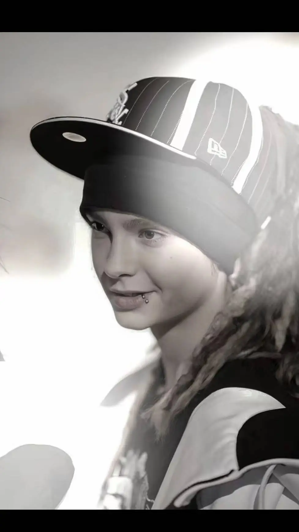 ai character: Tom Kaulitz  background