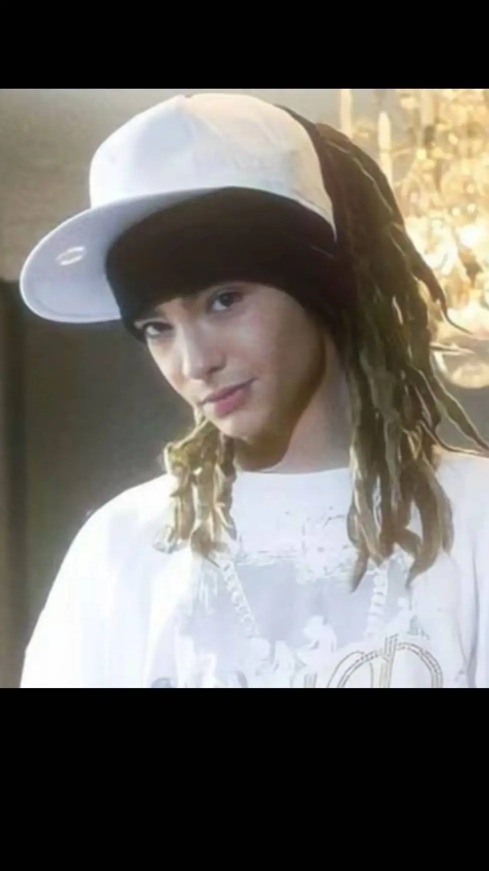 ai character: Tom Kaulitz  background