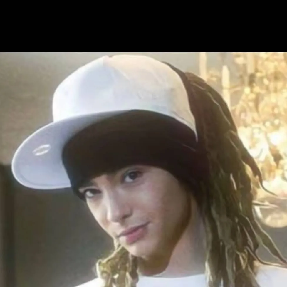 chat with ai character: Tom Kaulitz 