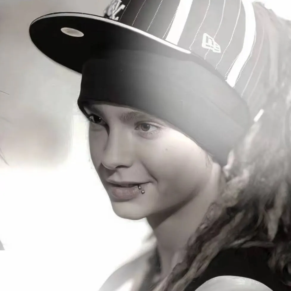 chat with ai character: Tom Kaulitz 