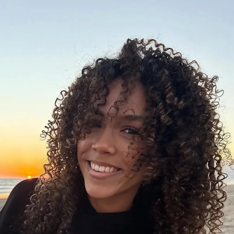 chat with ai character: Deja Clark
